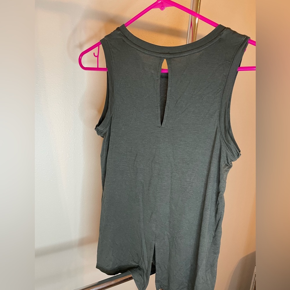 Women’s Halogen sleeveless shirt